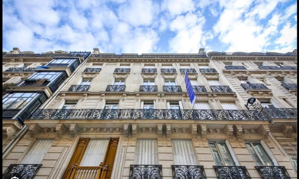 Apartment Avenue Montaigne Paris